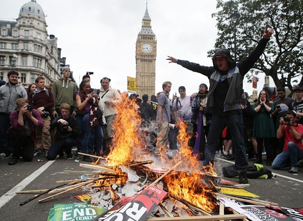 В Великобритании прошла акция протеста против экономической политики правительства - ảnh 1